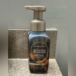 Bath & Body Works Mountain Teakwood Foaming Hand Soap - Gold and Black